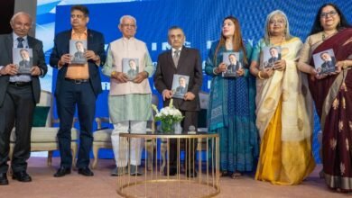 श्री दिव्यकांत मेहता, वरिष्ठ वकील; फाइबरवेब इंडिया लिमिटेड के निदेशक श्री चिदम्बर ए. रेगे; कार्यक्रम के मुख्य अतिथि श्री लाधाराम नागवानी, सदस्य, भाजपा राष्ट्रीय कार्यकारी समिति; फाइबरवेब इंडिया लिमिटेड के अध्यक्ष (अमीरेटस) श्री प्रवीण शेठ; प्रवीण शेठ की पत्नी और फ़ाइबरवेब इंडिया लिमिटेड की निदेशक श्रीमती सोनिया प्रवीण शेठ; प्रवीण शेठ की जीवनी की लेखिका श्रीमती जाह्नवी पी पाल और आत्यंतिक दाहिनी ओर श्रीमती नेहा शेठ राव, प्रवीण शेठ की पुत्री।