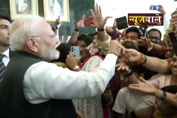 PM Modi received a warm welcome by Indian expatriates in Brunei