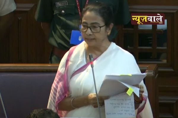 Ruckus over Kolkata incident: Mamta Banerjee demands resignation from PM Modi